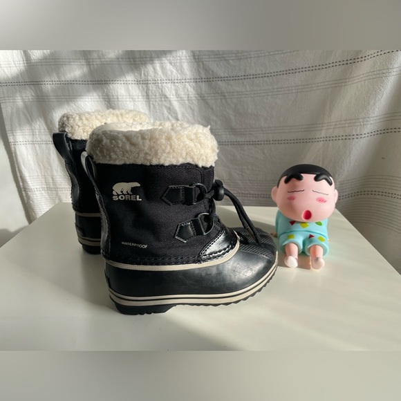 Sorel kid waterproof winter boot. Kid size 11. - Picture 13 of 16